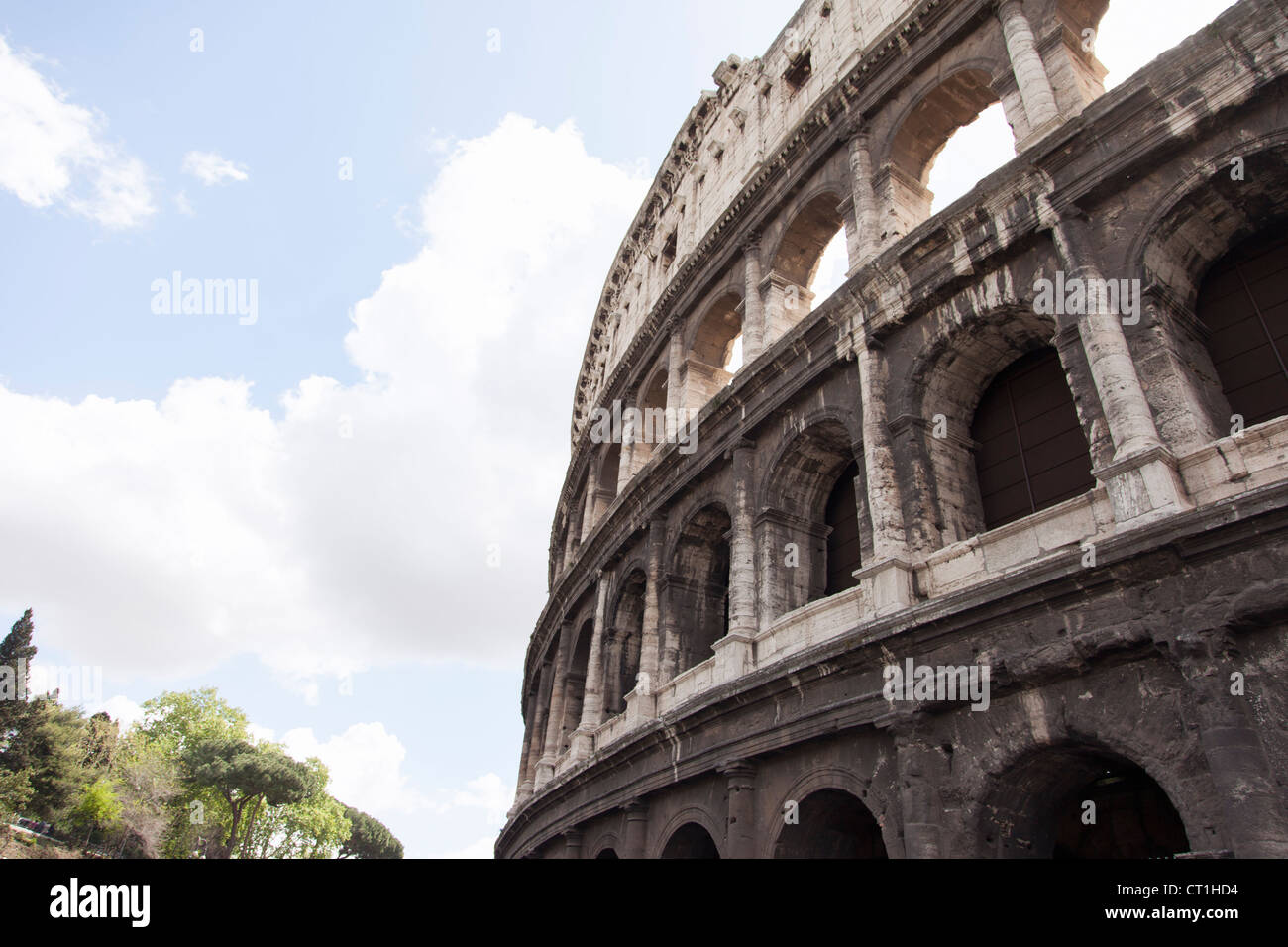 Basso angolo di vista Colosseo a Roma Foto Stock