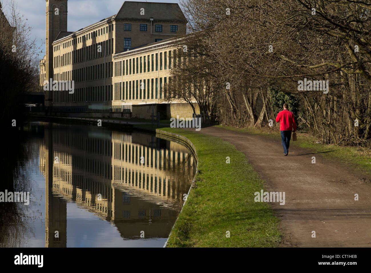 Nuovo mulino sul Leeds Liverpool Canal a Saltaire. Foto Stock