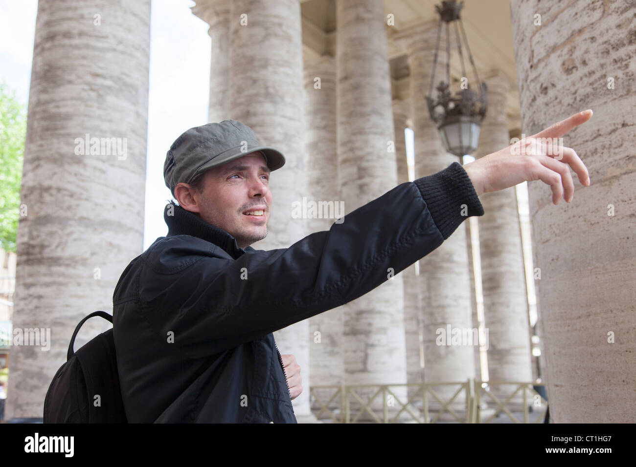 L'uomo ammirando architettura in città Foto Stock