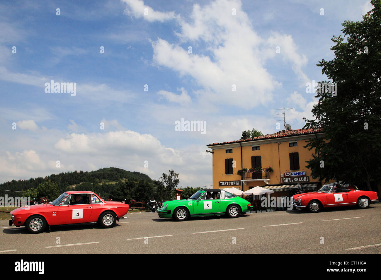 Rally della vecchia auto sportive sulla strada da Mantova a Parma, Italia Foto Stock