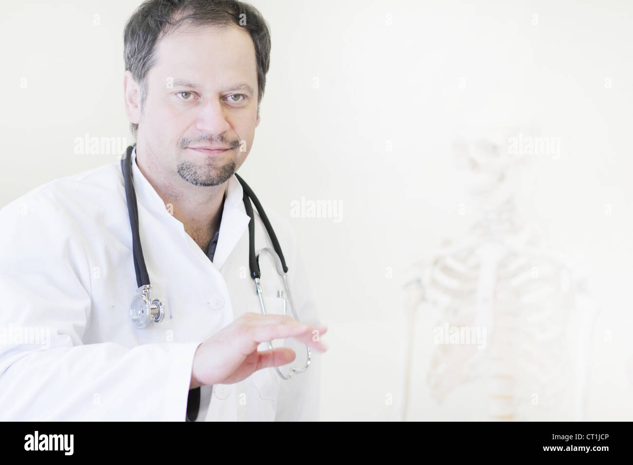 Medico indossa uno stetoscopio Foto Stock