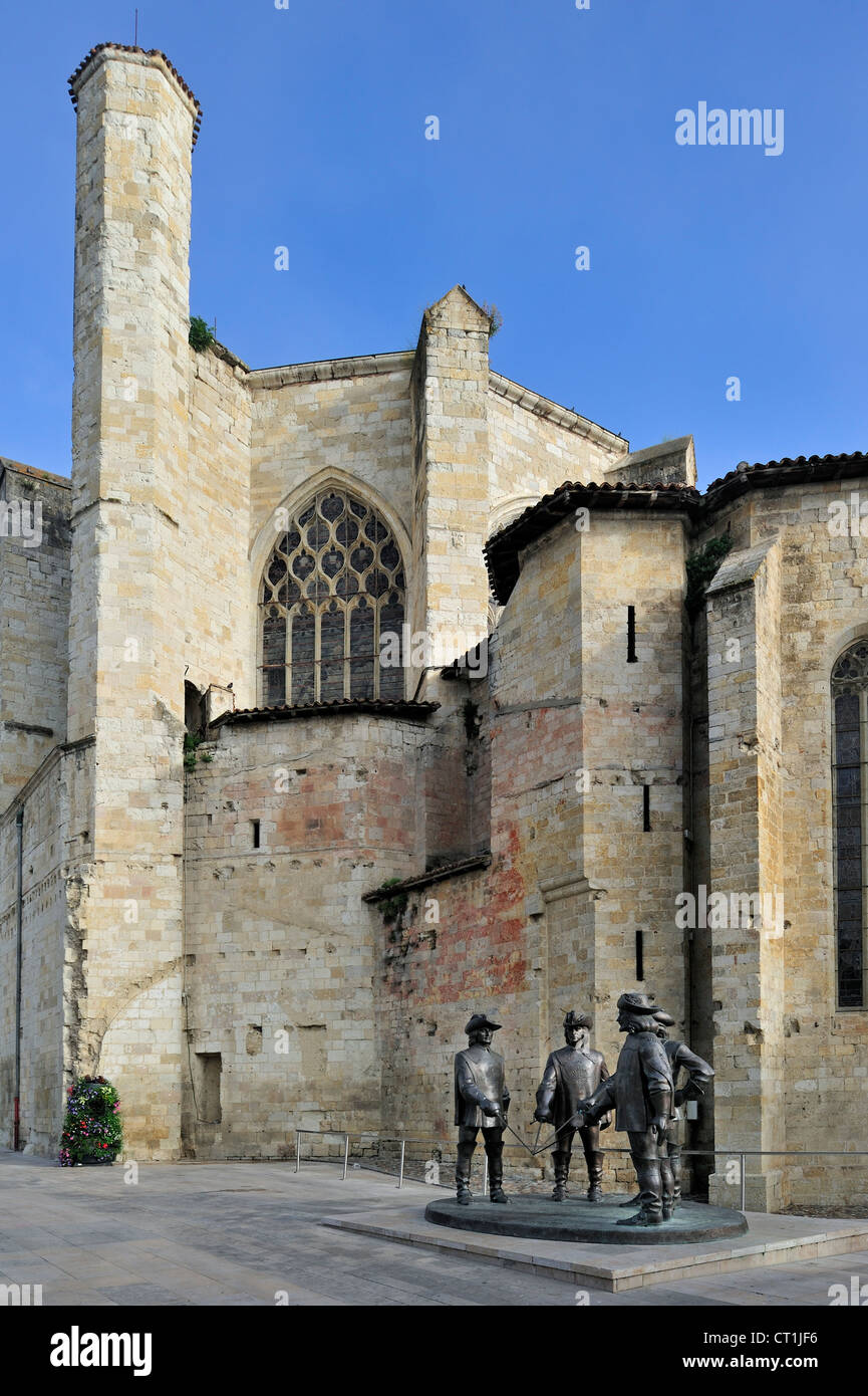 Statua di d'Artagnan e i tre moschettieri di fronte alla cattedrale e al preservativo, Midi-Pirenei, Pirenei, Francia Foto Stock