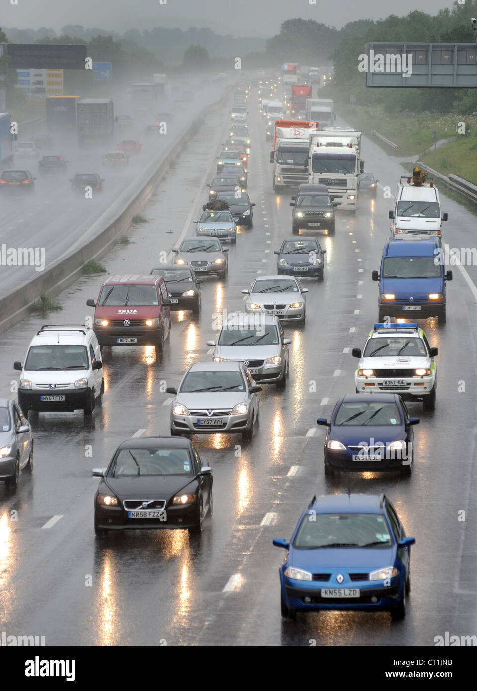 Il traffico pesante IN WET tempo piovoso condizioni sull'autostrada M6 nei pressi di Stafford England re le condizioni di guida la visibilità di pioggia REGNO UNITO Foto Stock