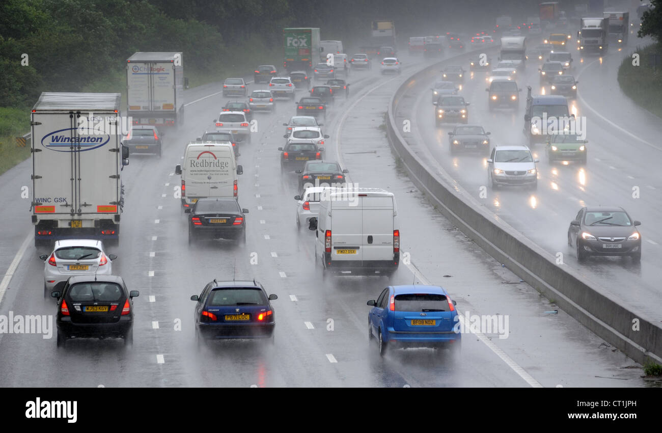 Il traffico pesante IN WET tempo piovoso condizioni sull'autostrada M6 nei pressi di Stafford England Guida nuovamente a spruzzo la visibilità di pioggia REGNO UNITO Foto Stock