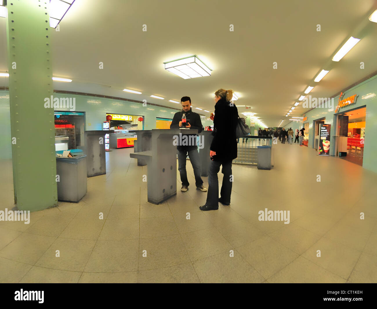 Berlino, Germania. Alexanderplatz stazione della U-Bahn. Pesante manipolazione digitale Foto Stock