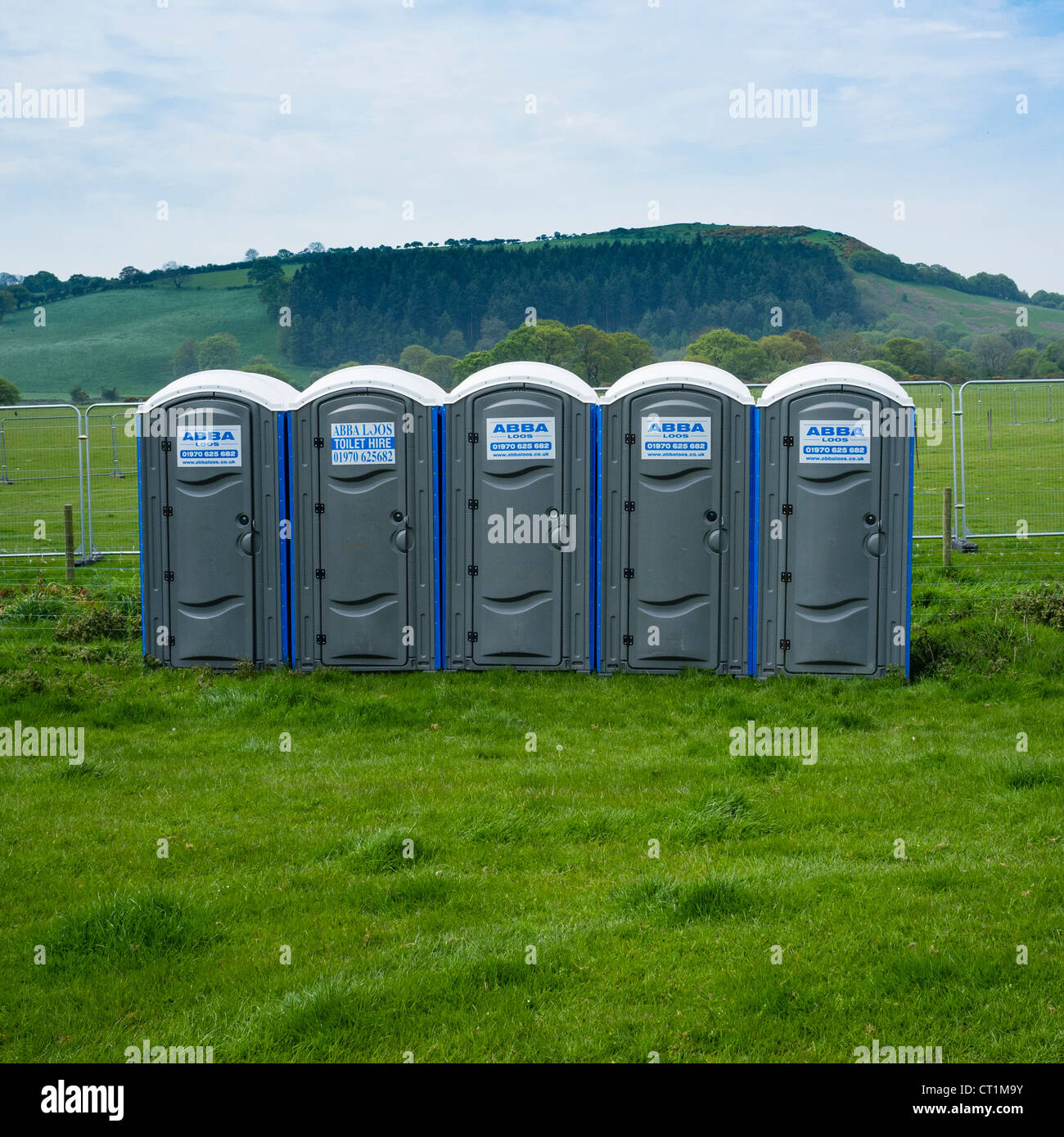 Una fila di 5 cinque bagni portatili in un festival, REGNO UNITO Foto Stock