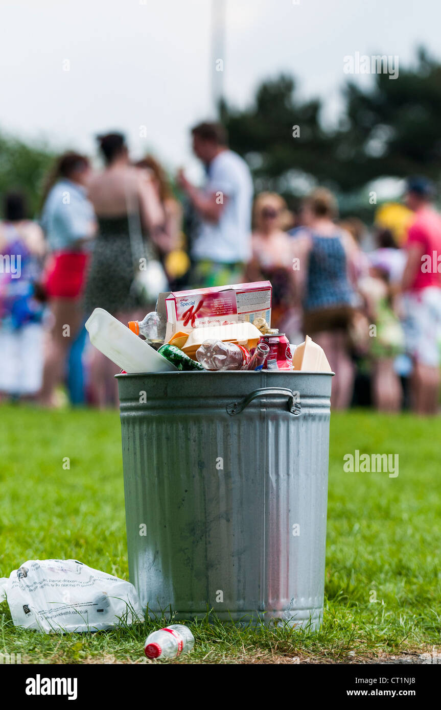 Un traboccante spazzatura trash can in corrispondenza di un evento esterno  REGNO UNITO Foto stock - Alamy