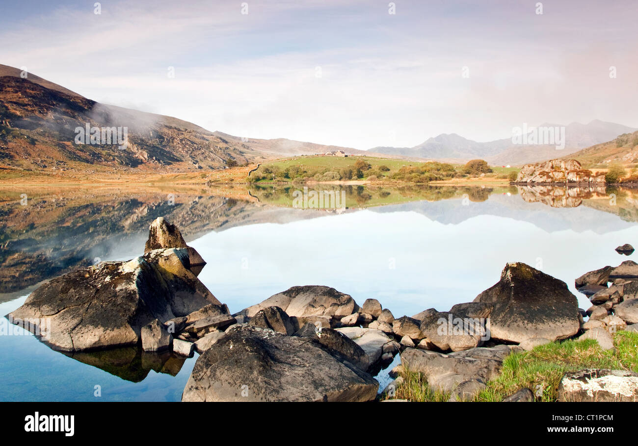 Sponde rocciose del Llyn Mymbyr Capel Curig, Parco Nazionale di Snowdonia Gwynedd North Wales UK, tarda primavera. Foto Stock