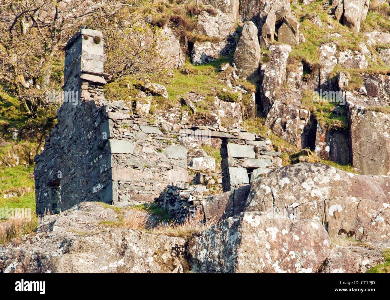 Edificio abbandonato sperone roccioso visto dal percorso Rhyd-Ddu di Snowdon, Parco Nazionale di Snowdonia Gwynedd North Wales UK, fine SPR Foto Stock
