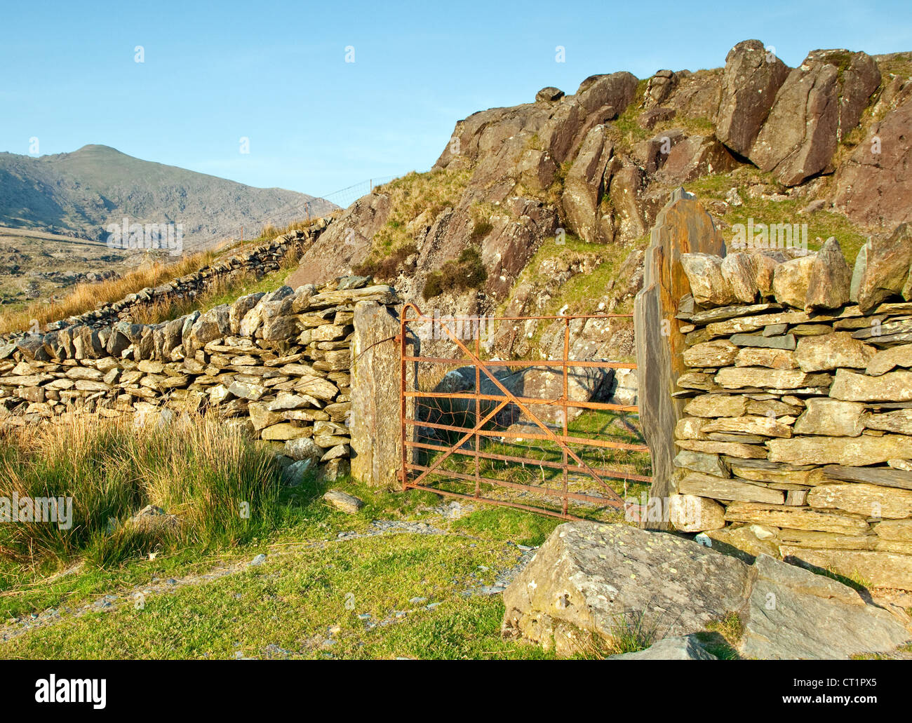 Percorso Rhyd-Ddu a montagne di Snowdon, Parco Nazionale di Snowdonia Gwynedd North Wales UK, tarda primavera. Foto Stock