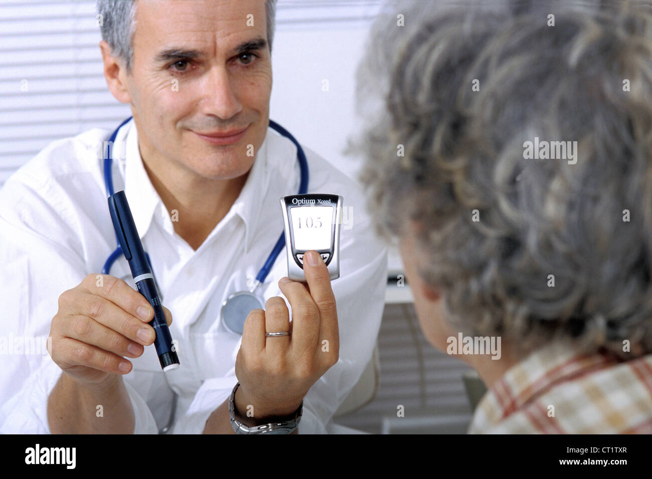 Consulenza per il diabete anziani. Foto Stock