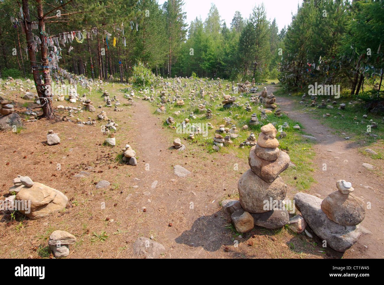 Pietre di adempimento di desideri, giardino di pietra. Arshan, Tunkinsky distretto, Repubblica di Buryatia, Siberia, Federazione russa Foto Stock