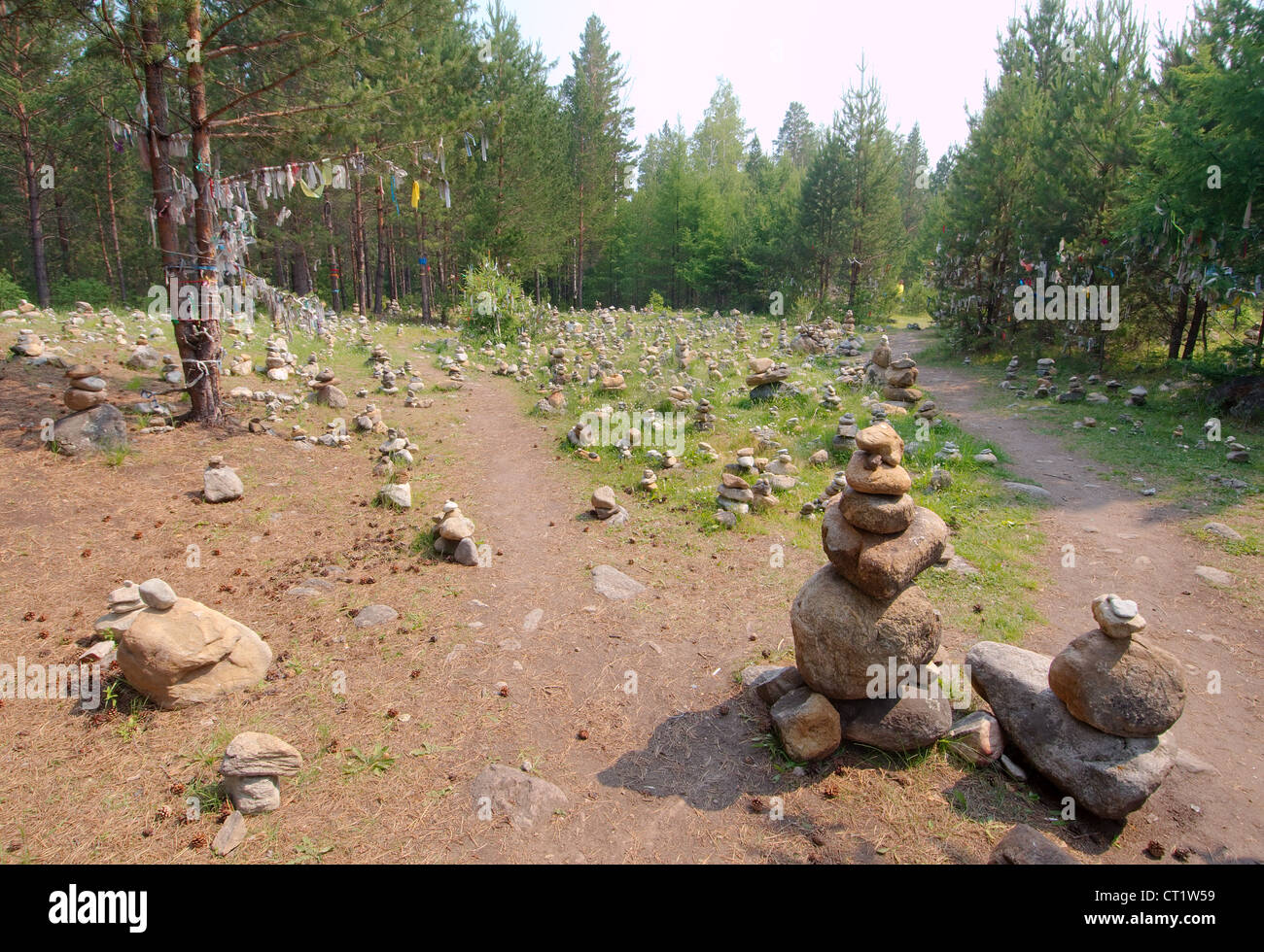 Pietre di adempimento di desideri, giardino di pietra. Arshan, Tunkinsky distretto, Repubblica di Buryatia, Siberia, Federazione russa Foto Stock