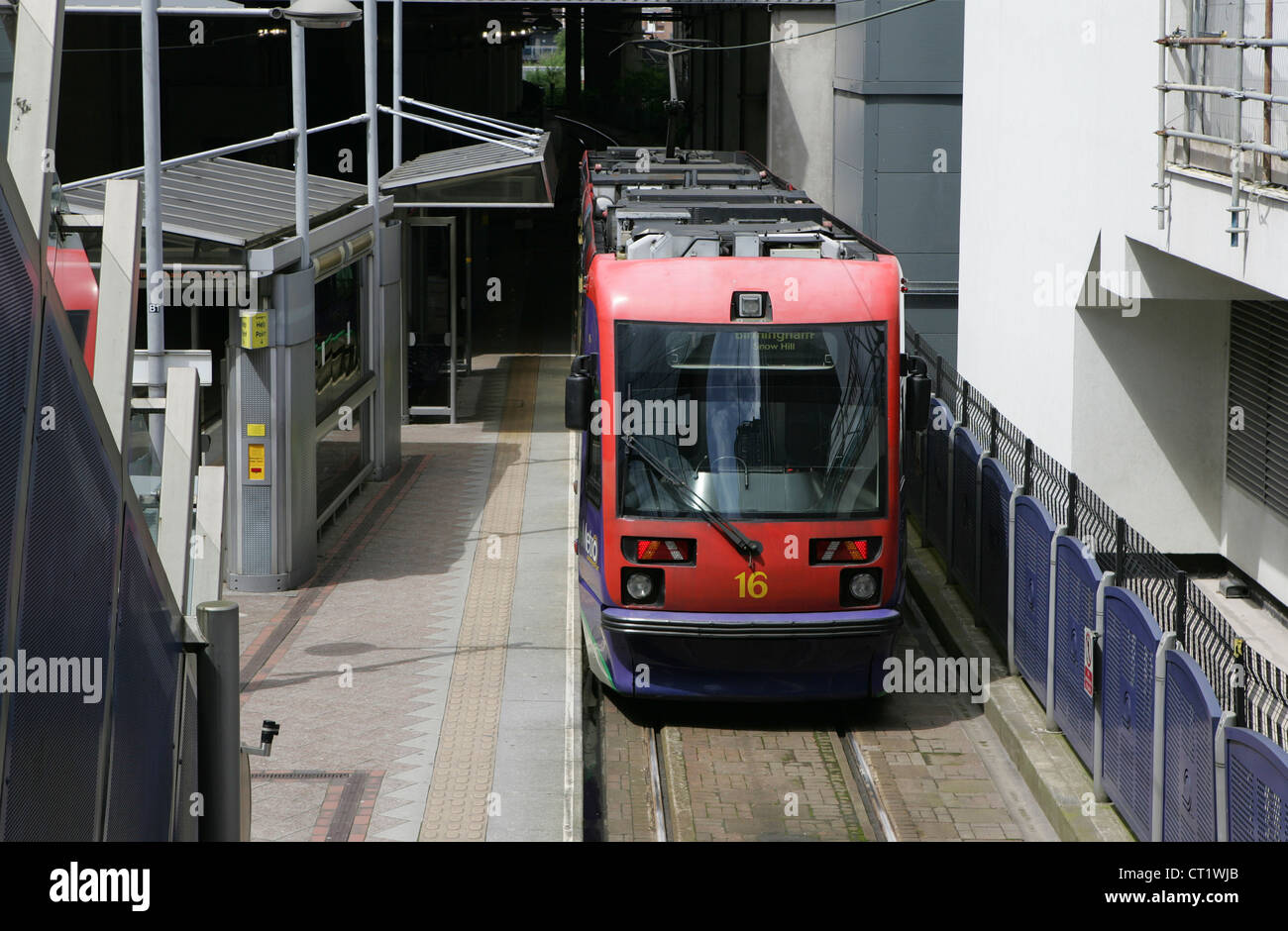 West mindalnds metro tram chiede a Snow Hill Station, giugno 2012 Foto Stock