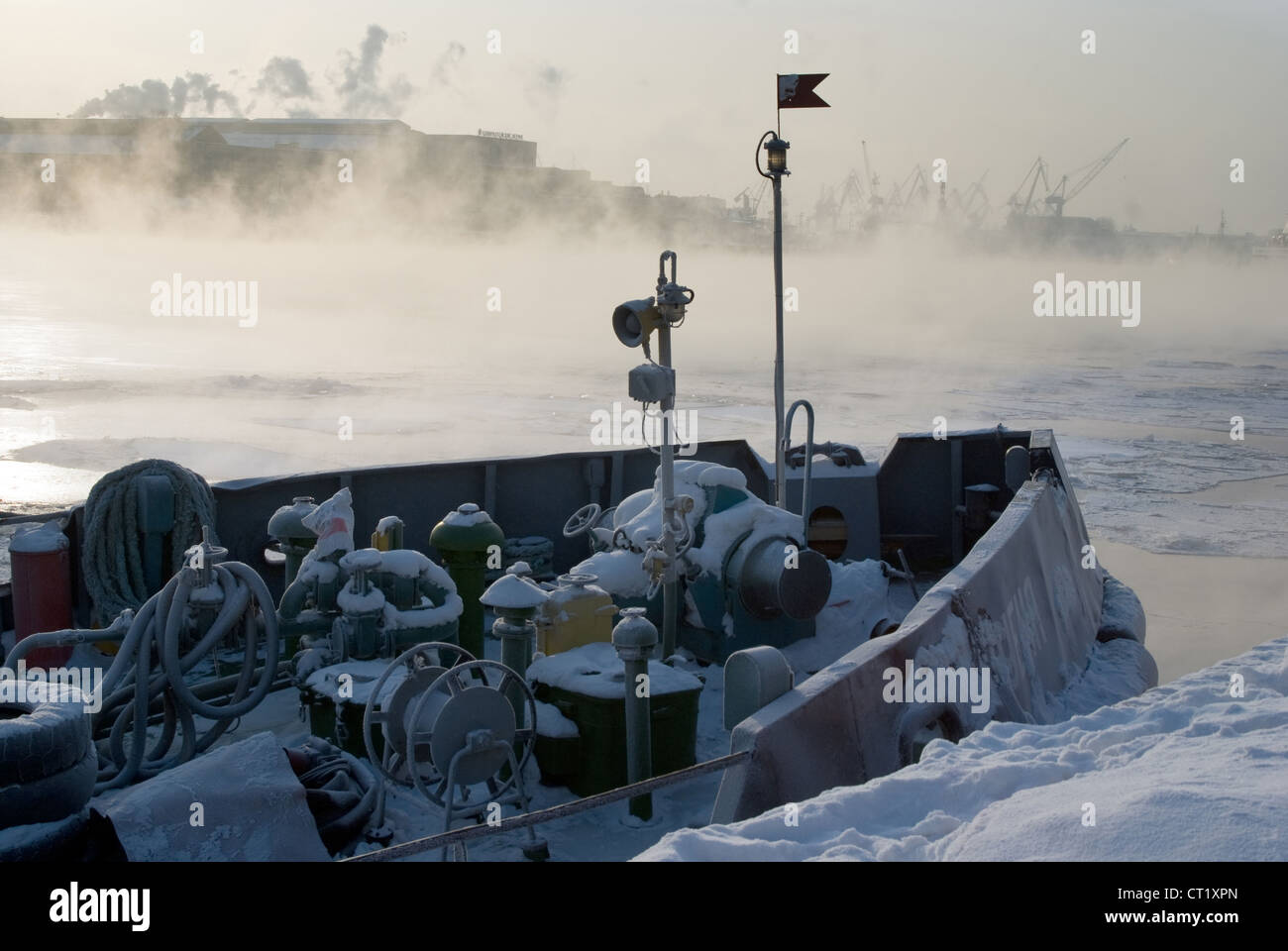 Congelati barca è ormeggiata sulla riva del fiume navigabile su una soleggiata giornata invernale. Fiume Neva, San Pietroburgo, Russia. Foto Stock