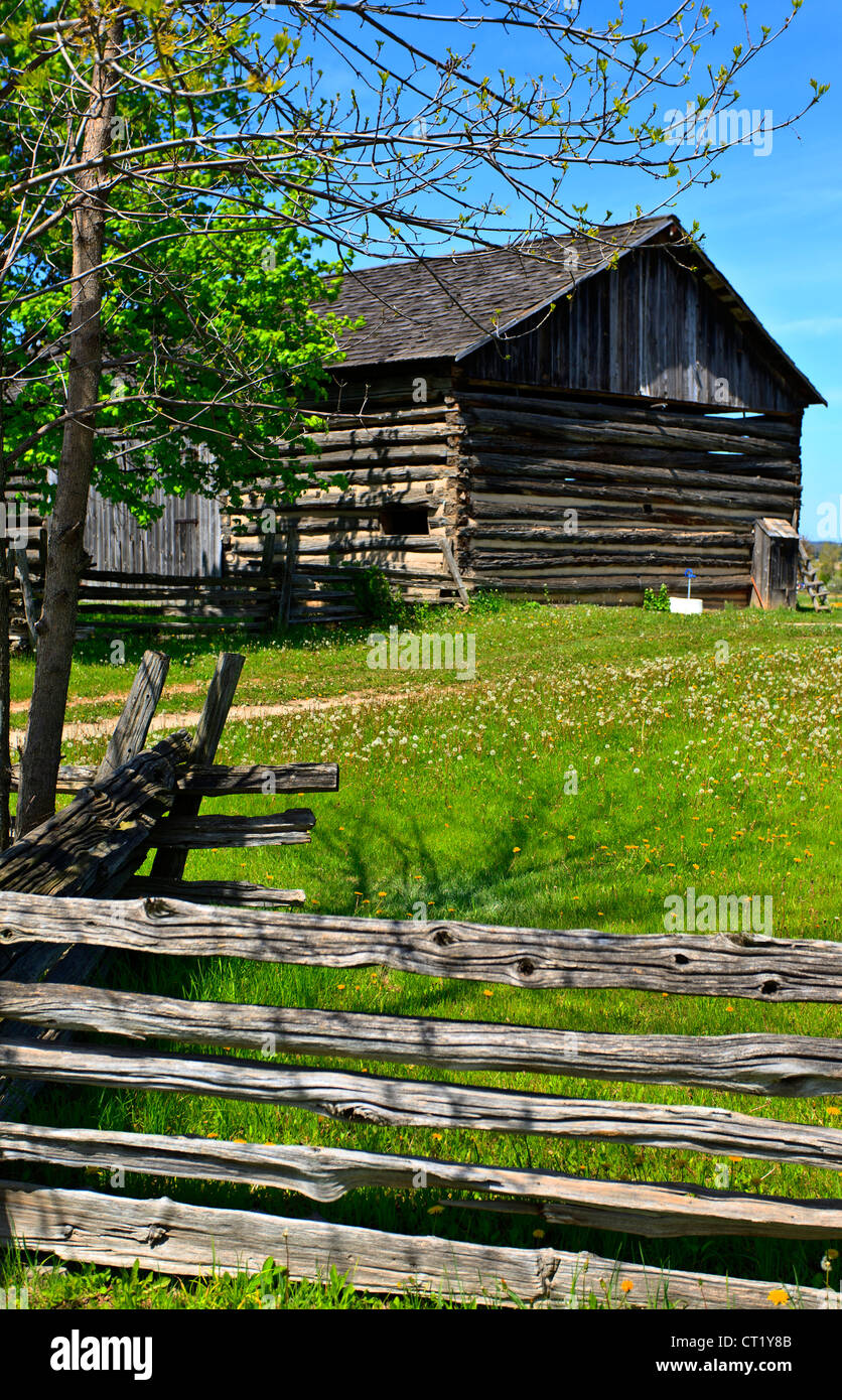 Spalato cedro ferrovia recinto fattoria con fienili Foto Stock