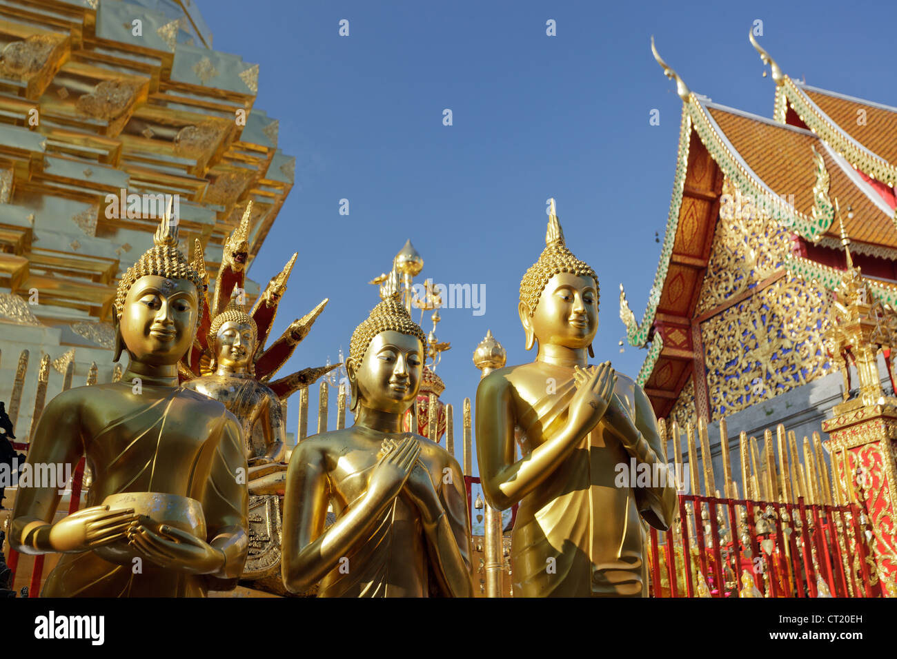 Golden Statue di Buddha nel tempio Doi Suthep, Thailandia Foto Stock