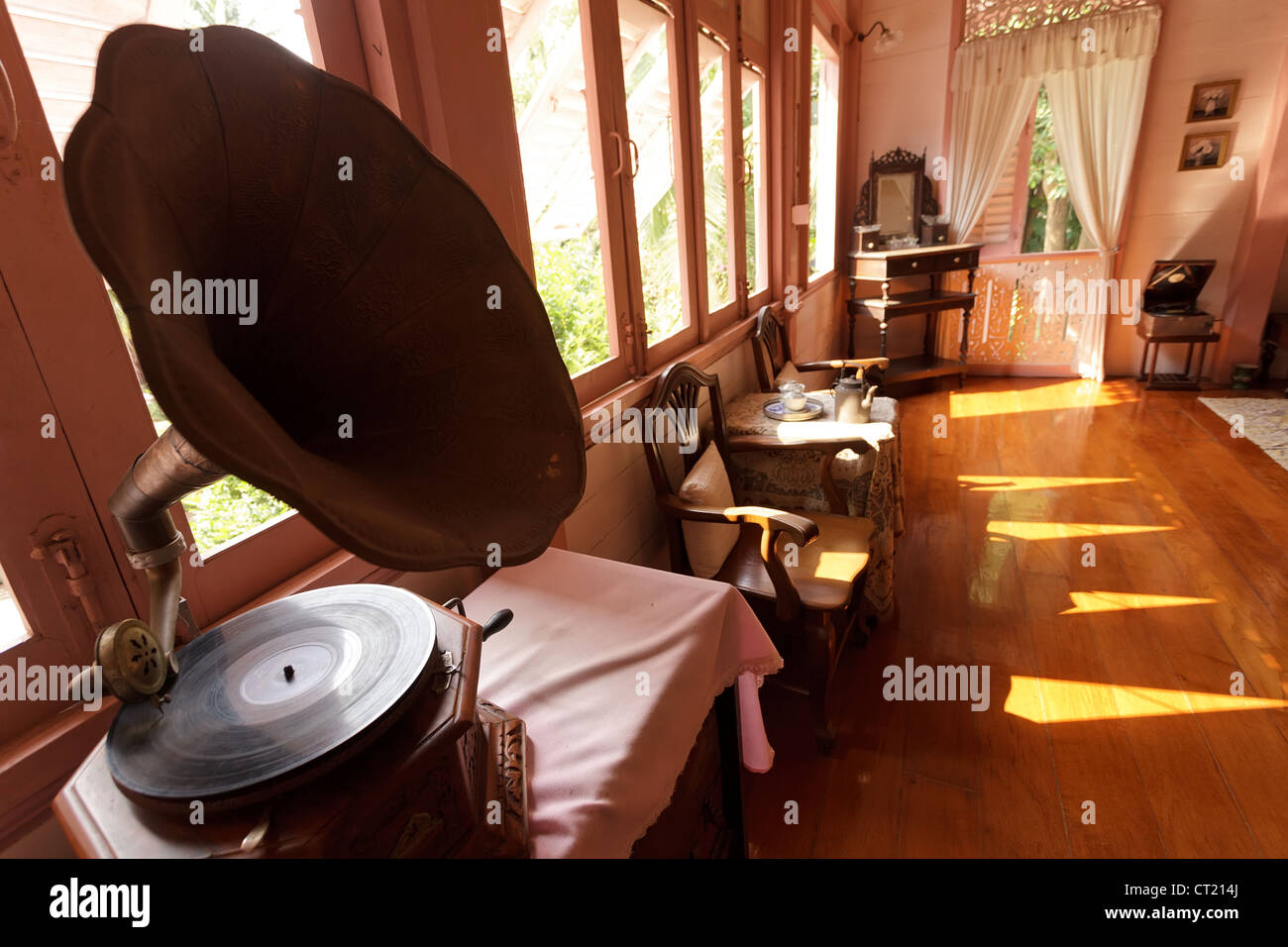 In legno classico retrò interno con fonografo Foto Stock