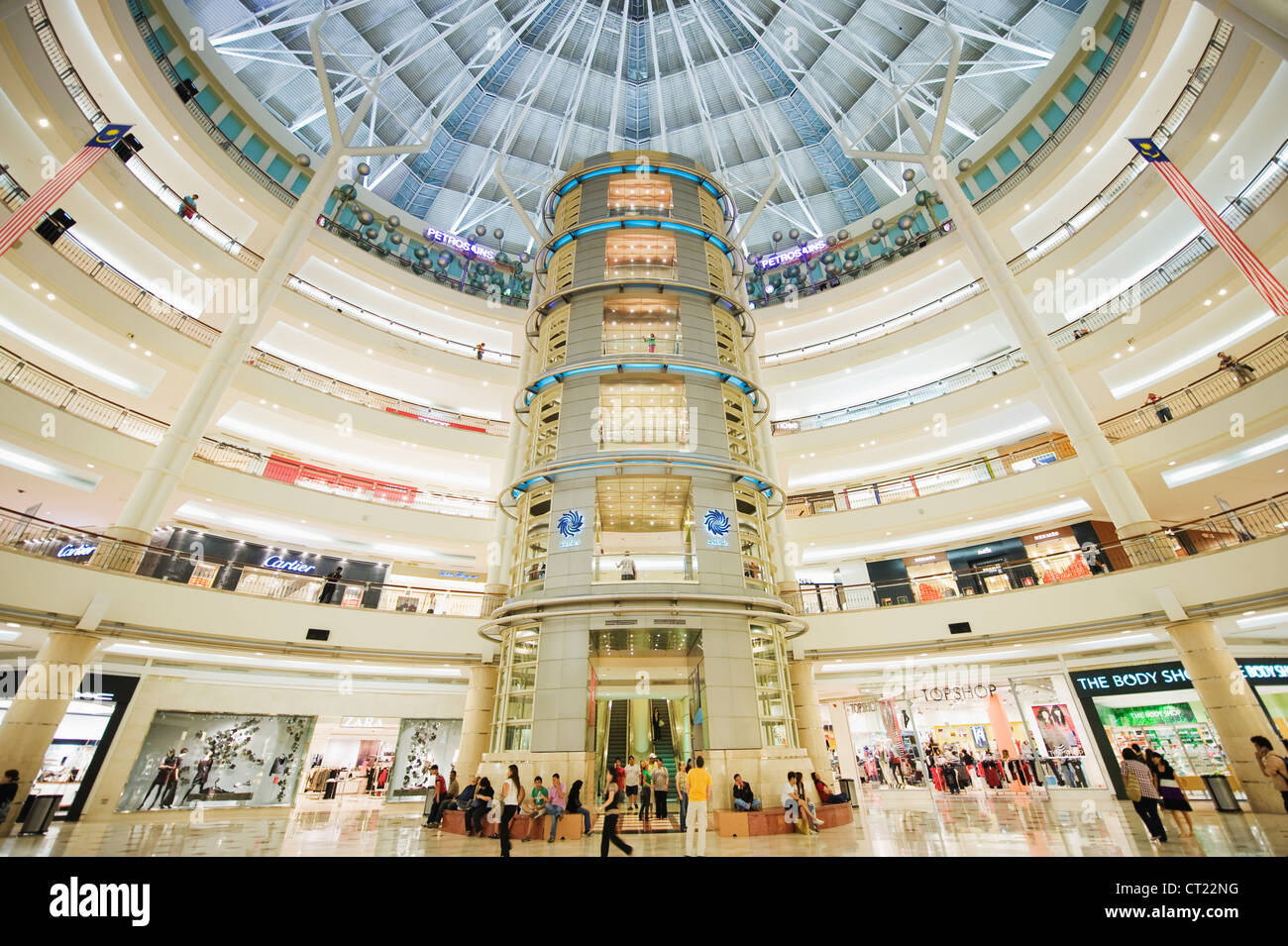 Suria KLCC Shopping Mall all'interno di Torri Petronas, Kuala Lumpur, Malesia, Sud Est asiatico Foto Stock