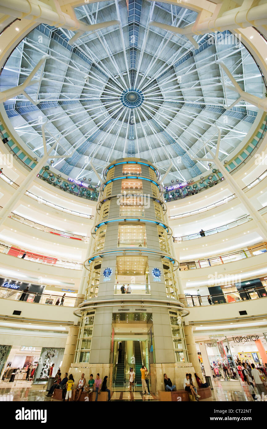 Suria KLCC Shopping Mall all'interno di Torri Petronas, Kuala Lumpur, Malesia, Sud Est asiatico Foto Stock