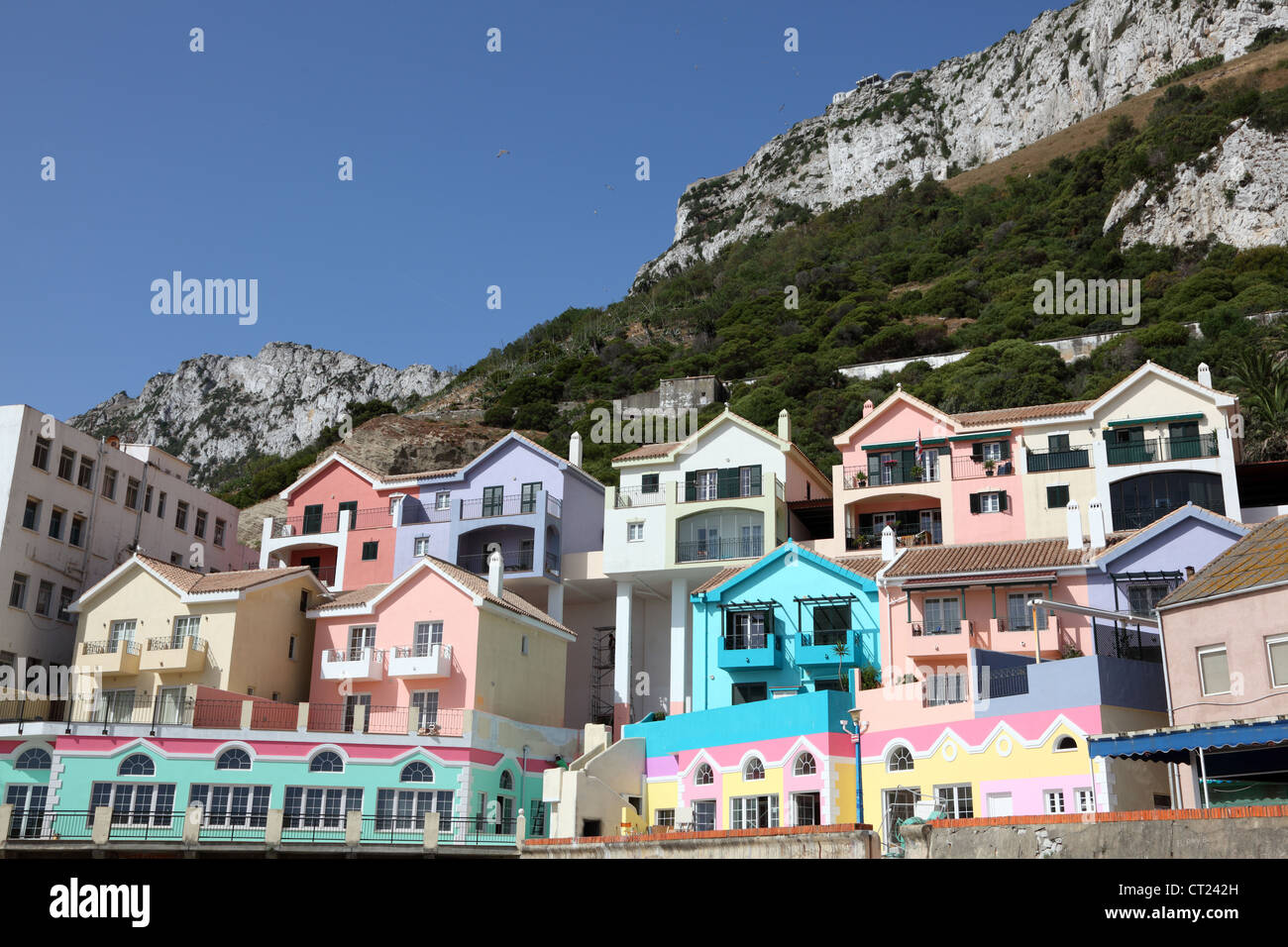 Gli edifici colorati in Catalan Bay Village, Gibilterra Foto Stock