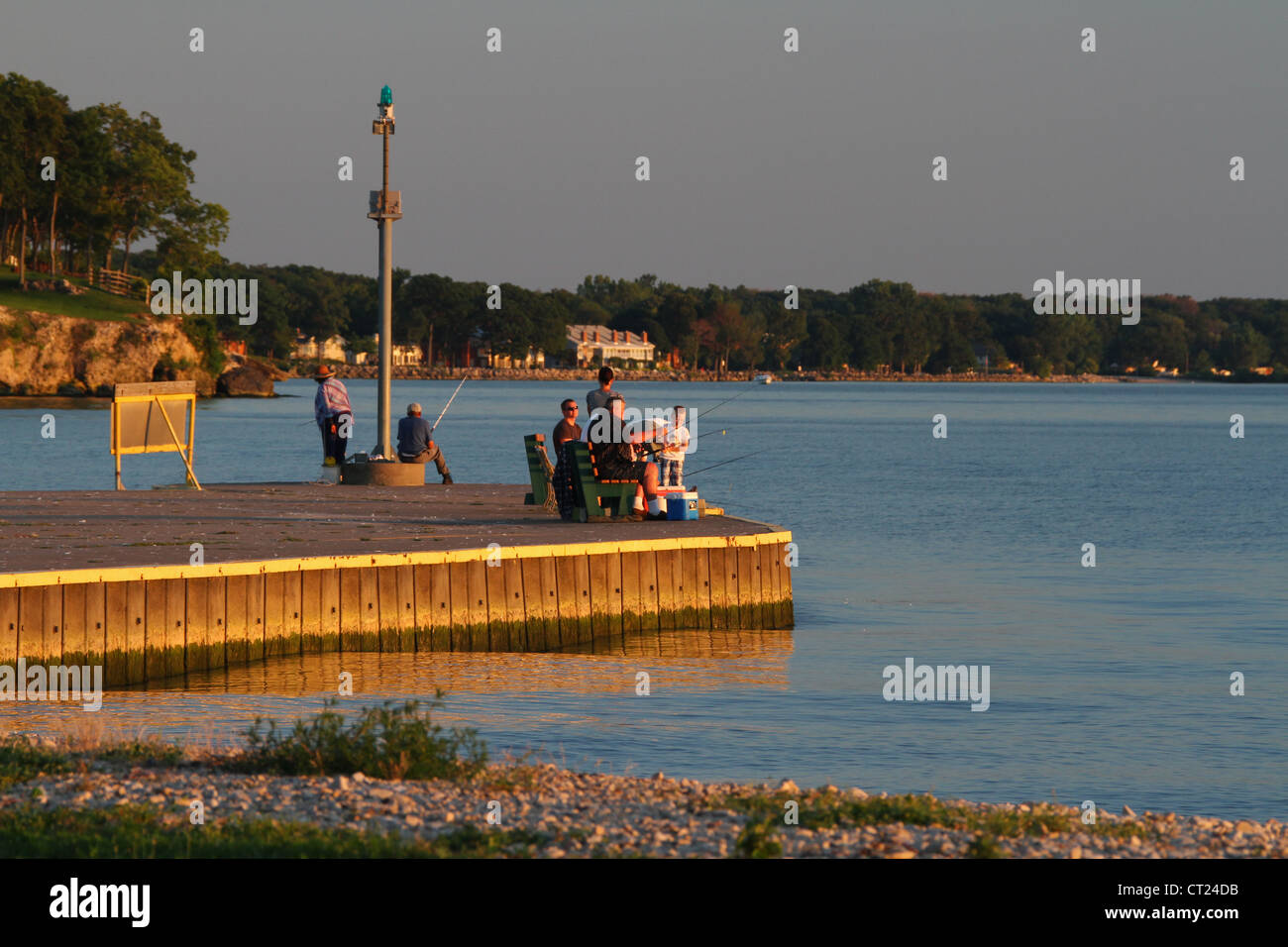 La pesca dal molo durante un lago Erie tramonto. Da Isola Catawba parco statale, ISOLA CATAWBA, Port Clinton, Ohio, Stati Uniti d'America. Foto Stock