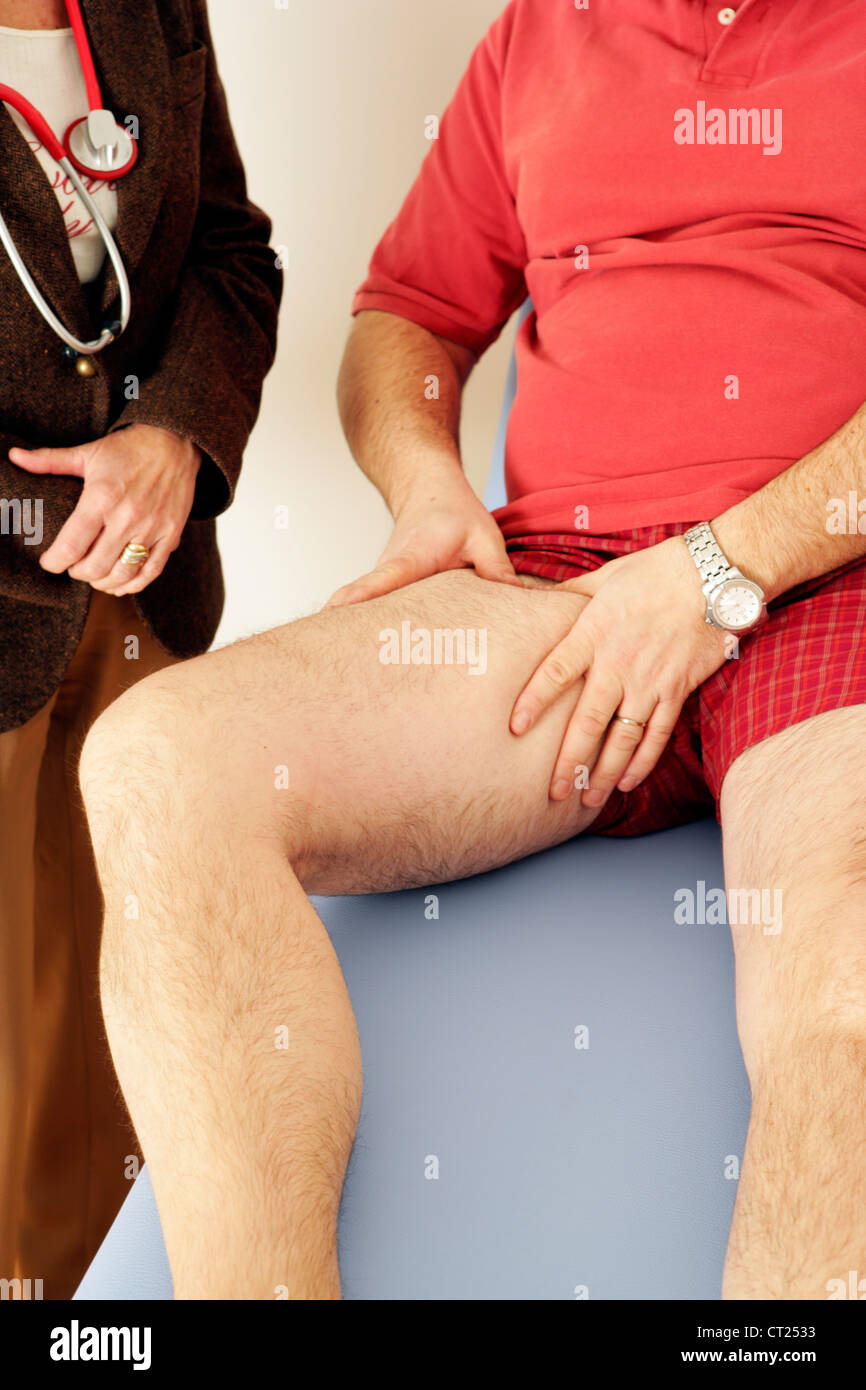 Uomo in consultazione Foto Stock