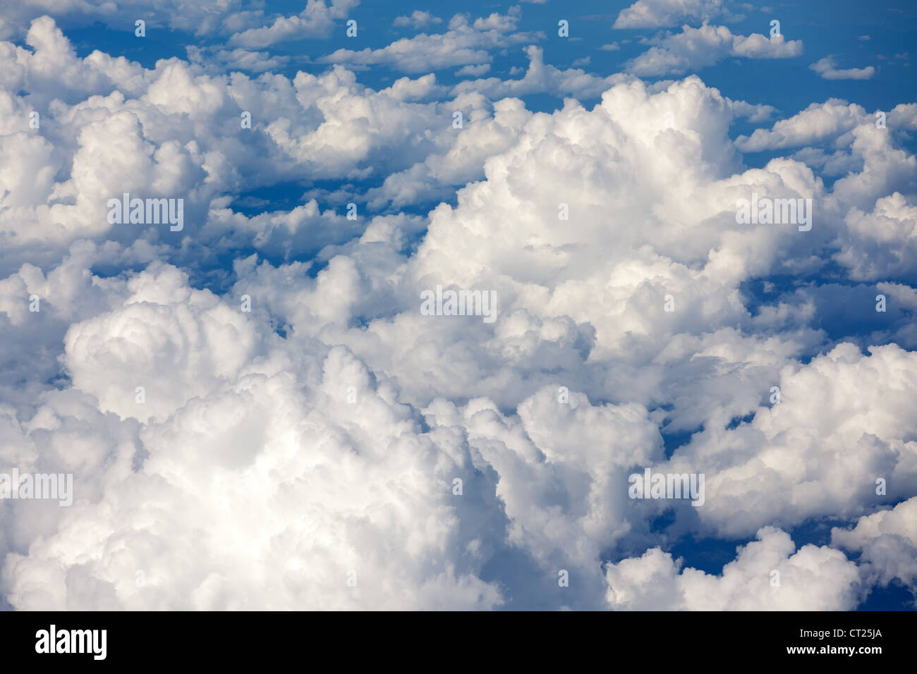 Bella cloudscape vista dall'aereo Foto Stock