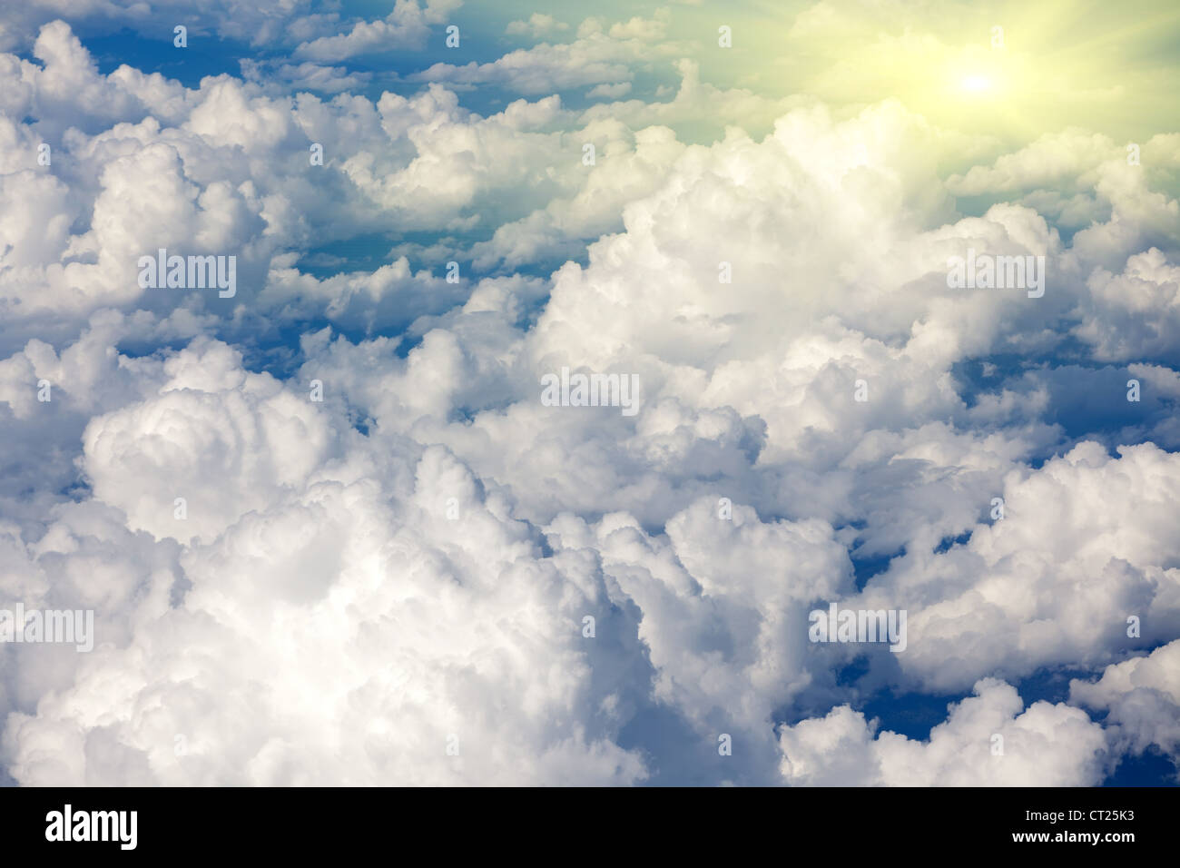 La luce del sole e cloudscape vista dall'aereo Foto Stock