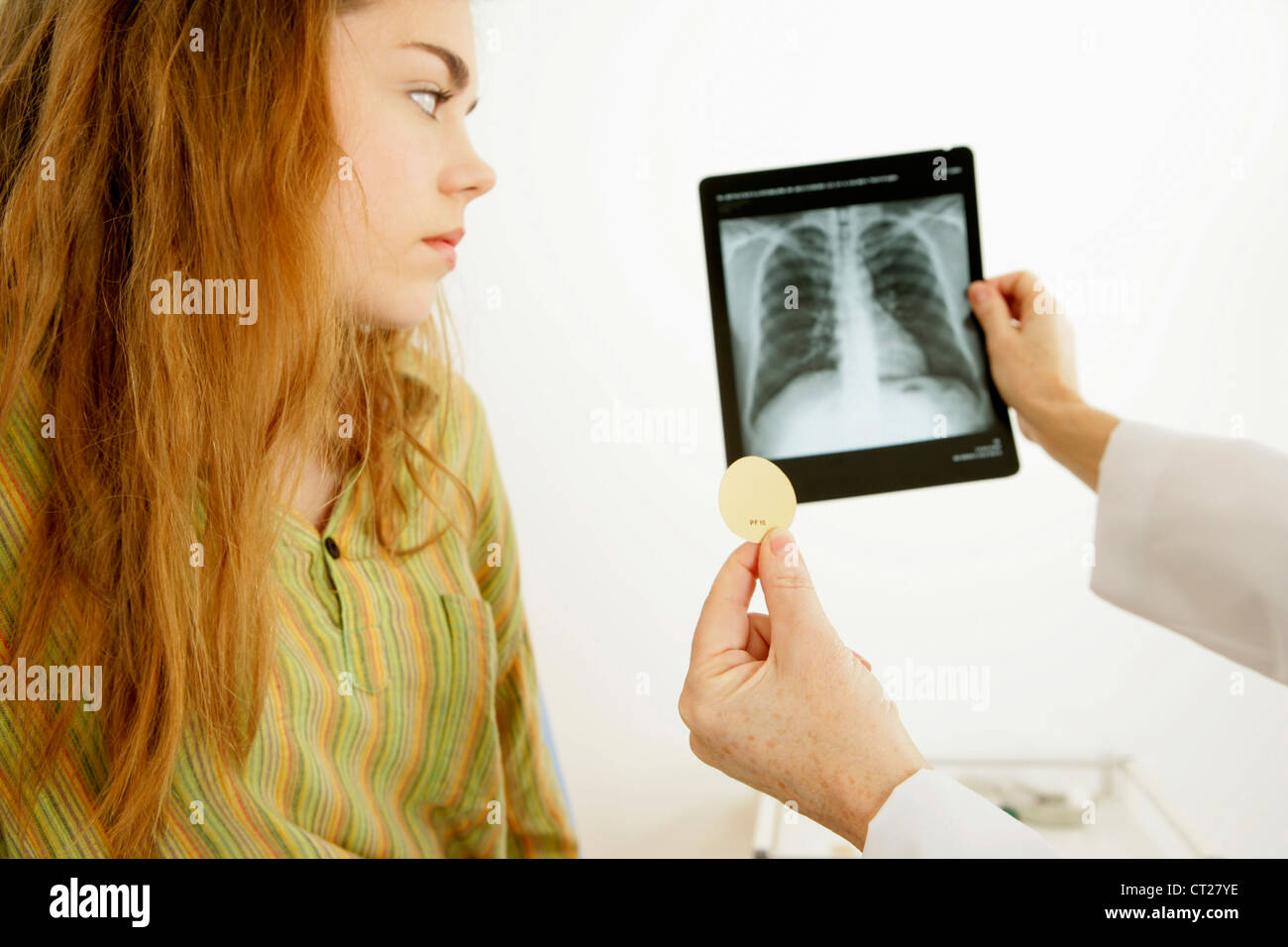 Fumatori adolescente di consultazione Foto Stock