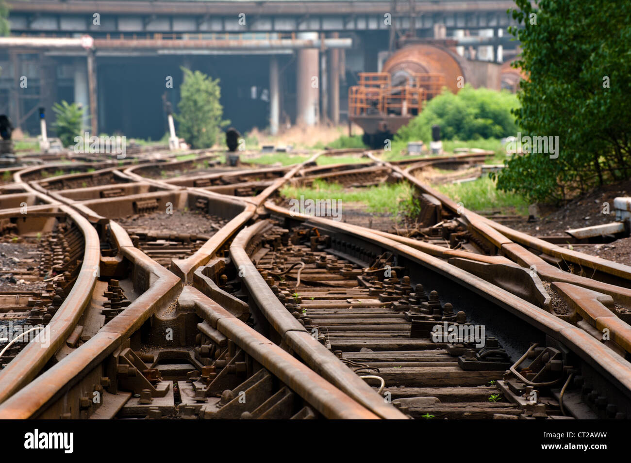 Stazione ferroviaria arrugginito in un abbandono di opere in acciaio che ha costretto lasciare da Pechino a causa dell'inquinamento nel 2008 Foto Stock