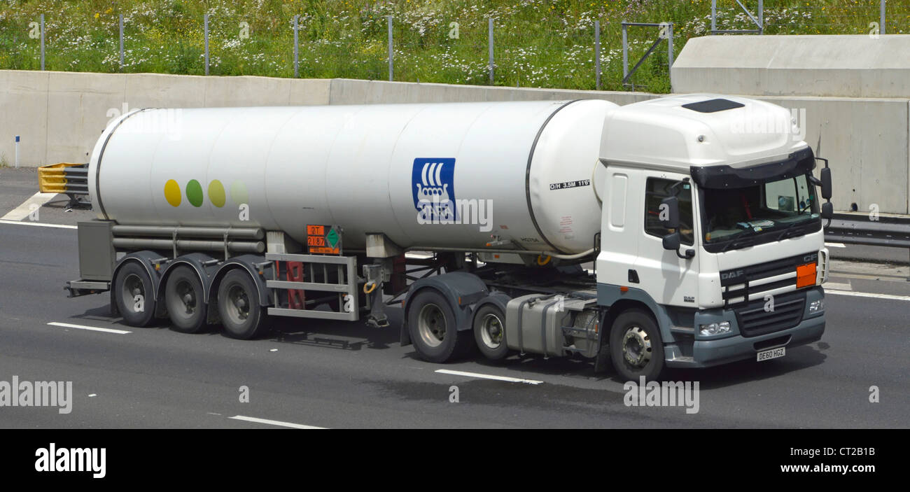 Yara International ASA in base norvegese Chemical company cisterna rimorchio e Daf camion sul Regno Unito autostrada con piastre Hazchem Foto Stock