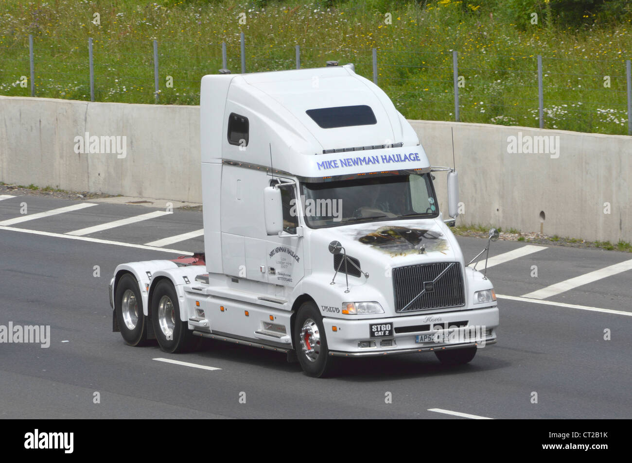 Volvo unità a trattore senza rimorchio in autostrada del Regno Unito con top ottimizzata per ridurre la resistenza al vento Foto Stock