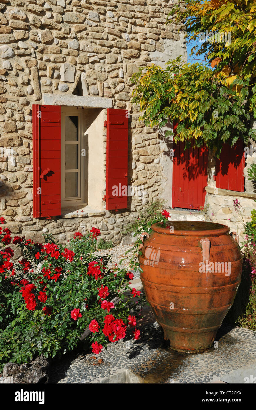 Un cortile in Vaison-la-Romaine, Vaucluse Provence, Francia. Foto Stock