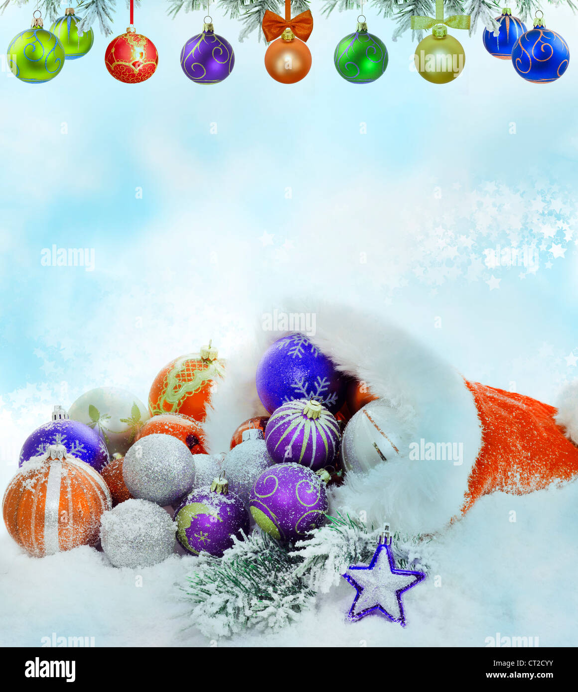 Ramo di natale di tree baubles colorati e Santa Claus hat su sfondo di neve Foto Stock