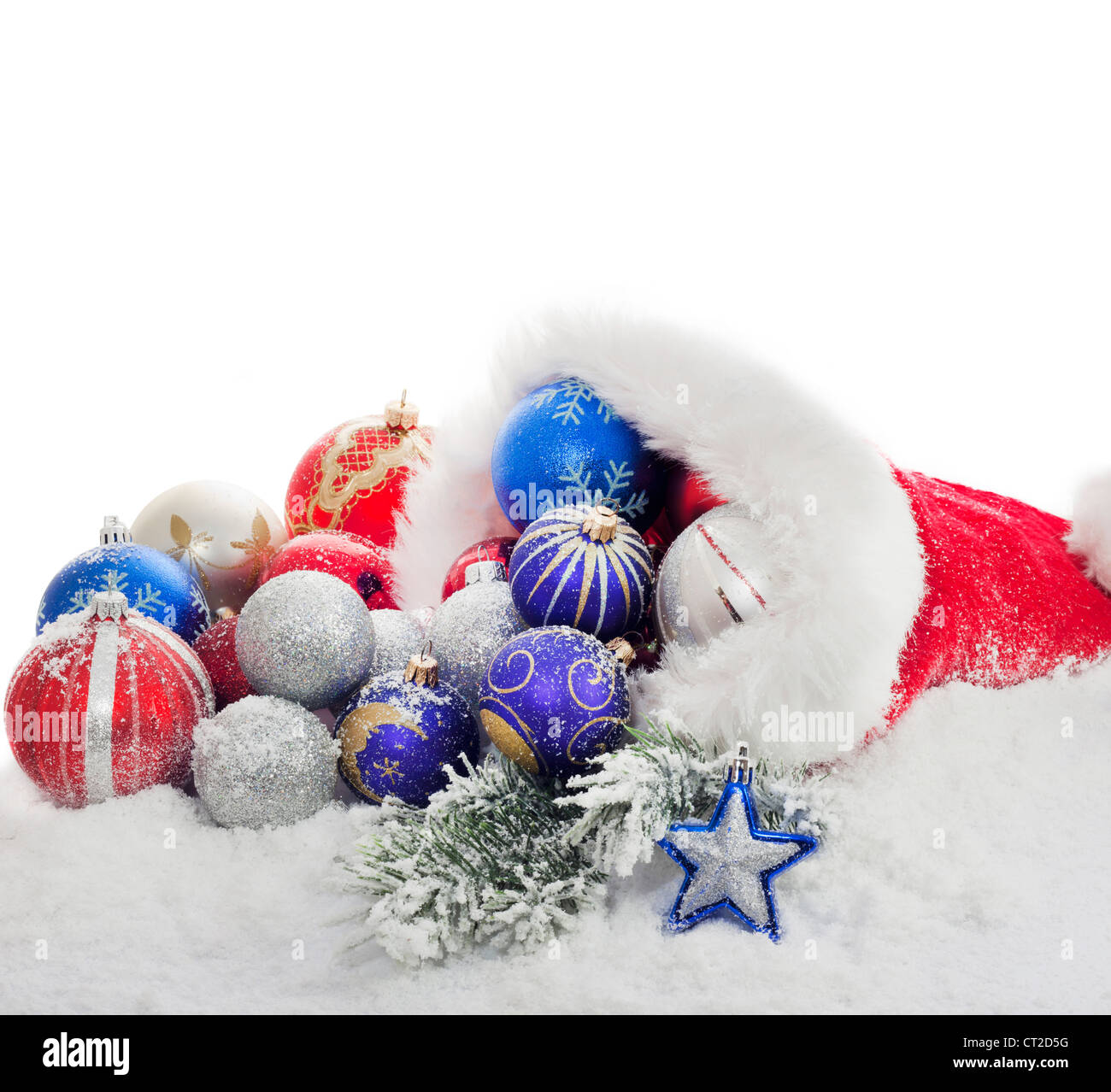 Ramo di natale di tree baubles colorata presente e santa claus hat su sfondo di neve Foto Stock