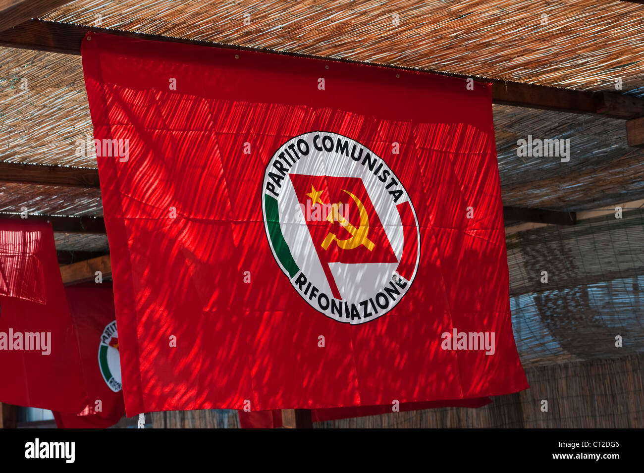 La bandiera rossa della RPC (Partito della Rifondazione Comunista) vola per il giorno di maggio sulla Giudecca, Venezia, Italia. Foto Stock
