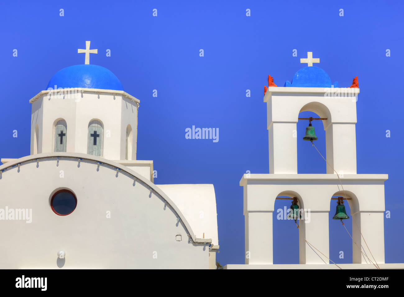 Una chiesa con un campanile a Santorini, Grecia Foto Stock