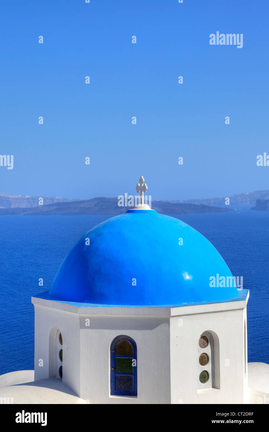 La cupola di una chiesa con una croce greca di Santorini Foto Stock