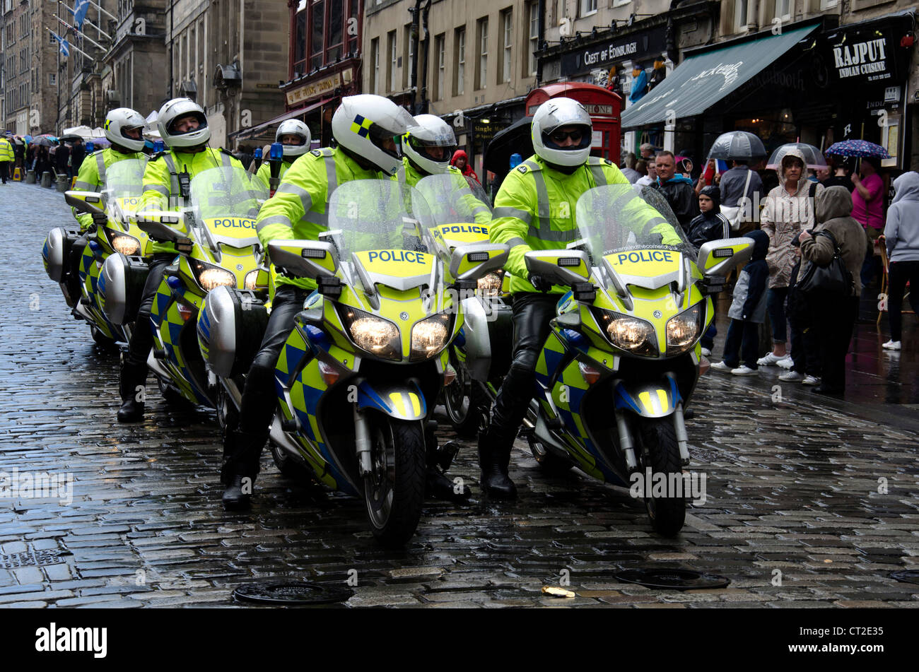 Motociclisti di polizia in attesa di accompagnare l'Orgoglio Scotia 2012 marzo nel Royal Mile di Edimburgo, Scozia. Foto Stock