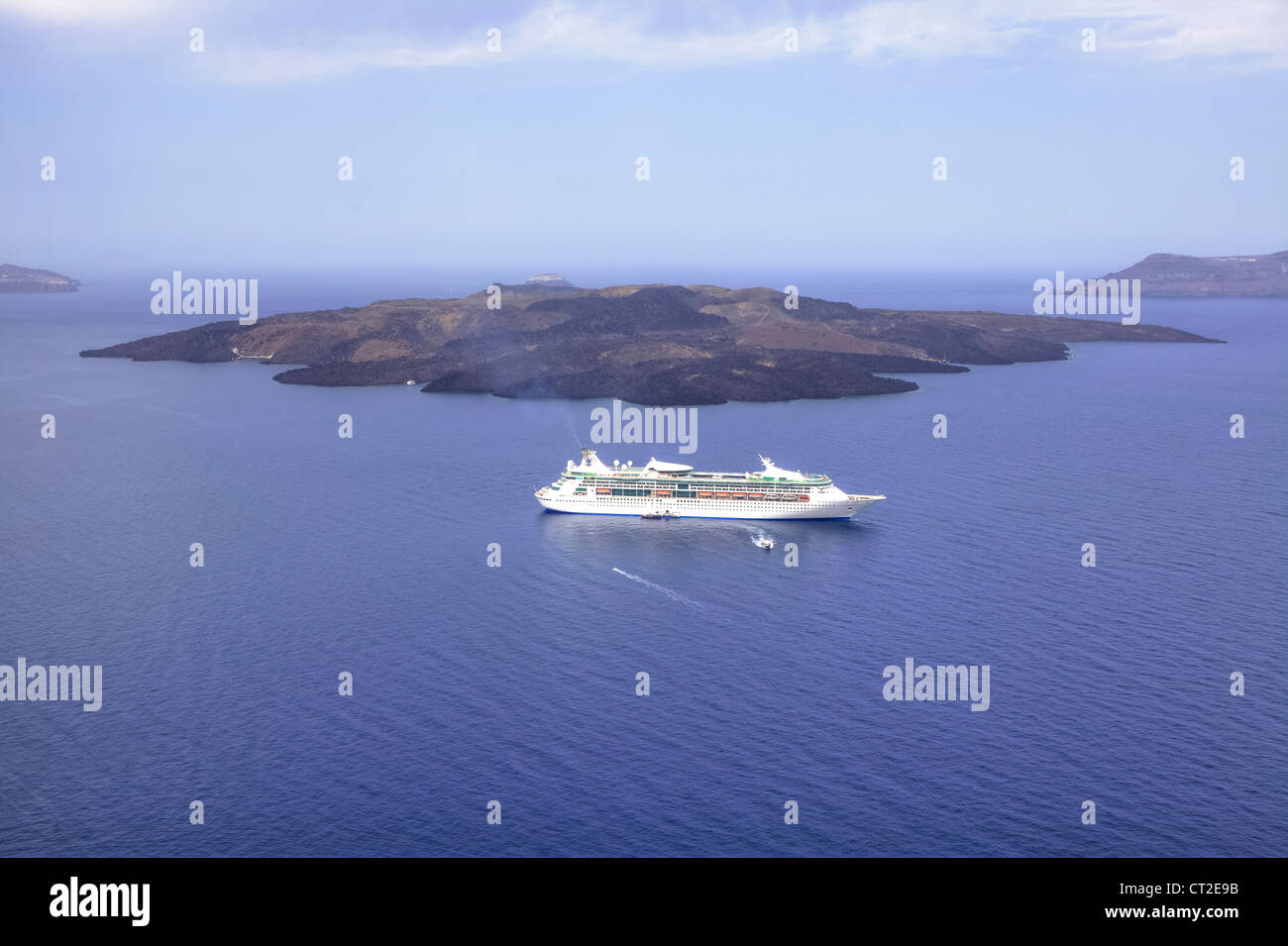 La nave di crociera di fronte l'isola vulcanica di Nea Kameni in Fira, Santorini, Grecia Foto Stock