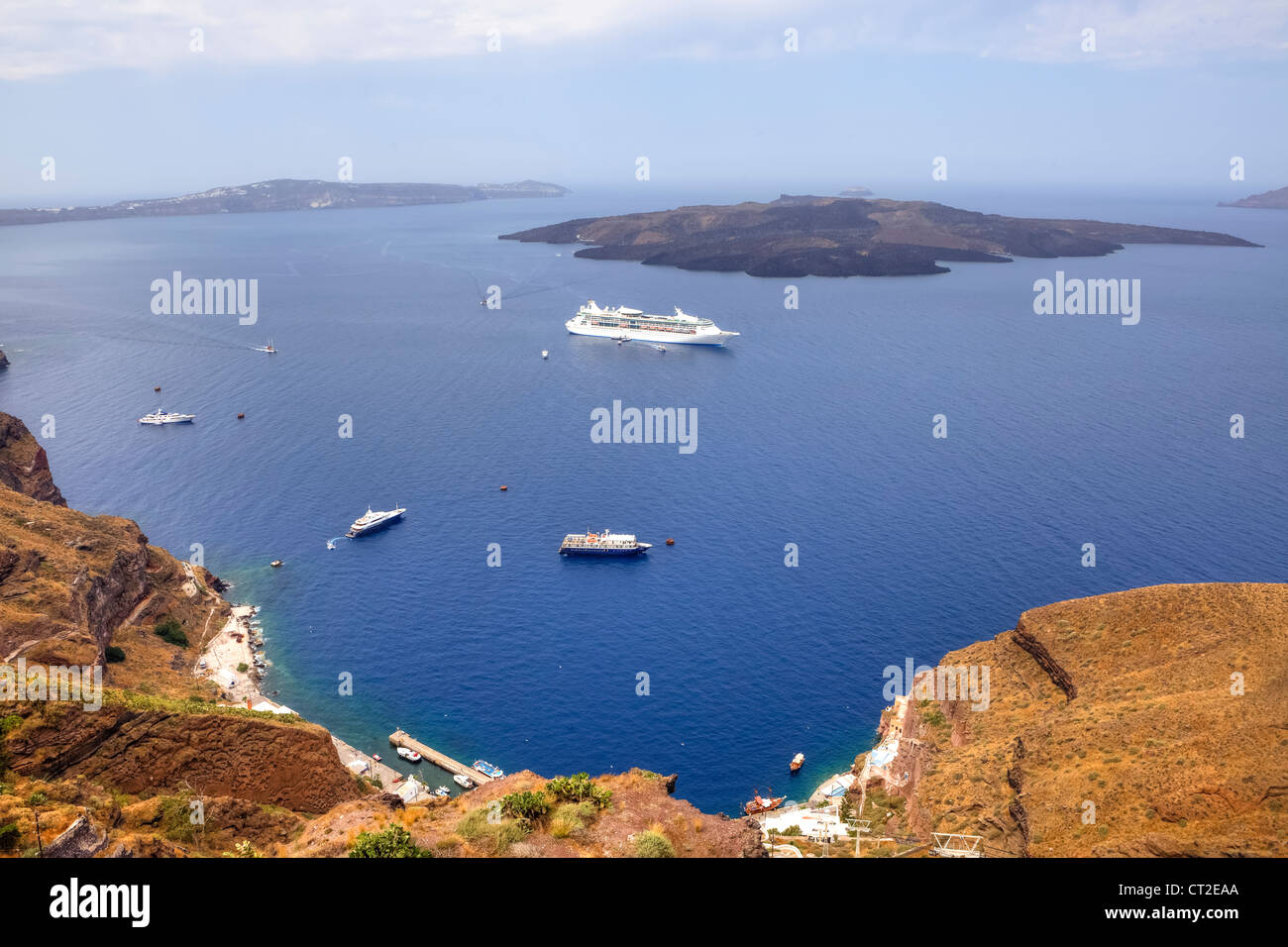 Caldera di Fira e si affaccia l'isola vulcanica di Nea Kameni, Fira, Santorini, Grecia Foto Stock