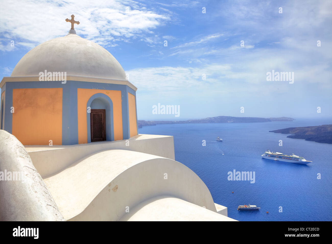 La chiesa che si affaccia sulla caldera a Fira, Santorini, Grecia Foto Stock