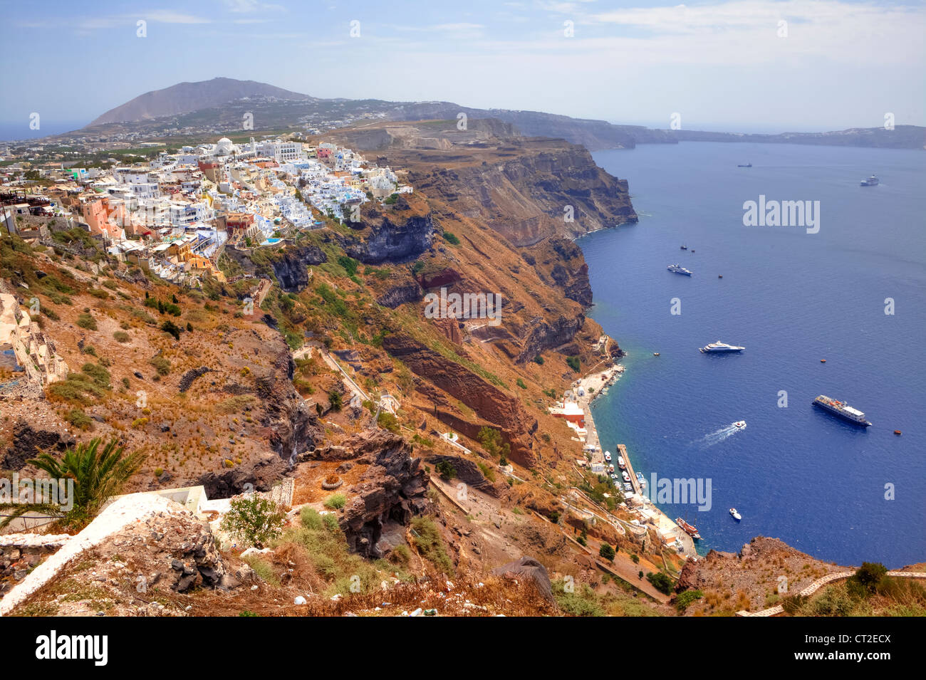 Vista di Fira e il porto vecchio, Santorini, Grecia Foto Stock