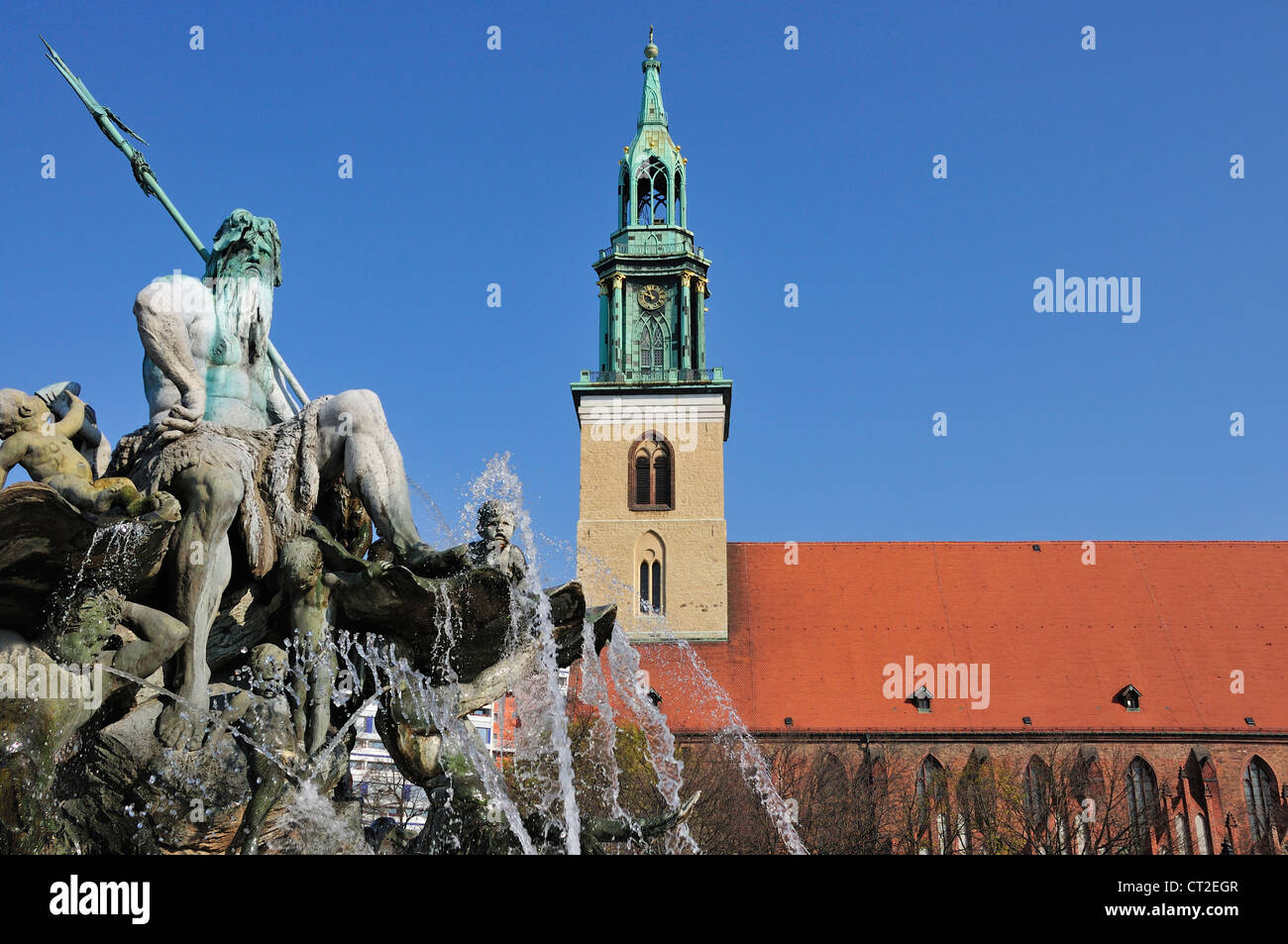 Berlino, Germania. Marienkirche / Chiesa di Santa Maria (13-15 thC) fontana di Nettuno Foto Stock