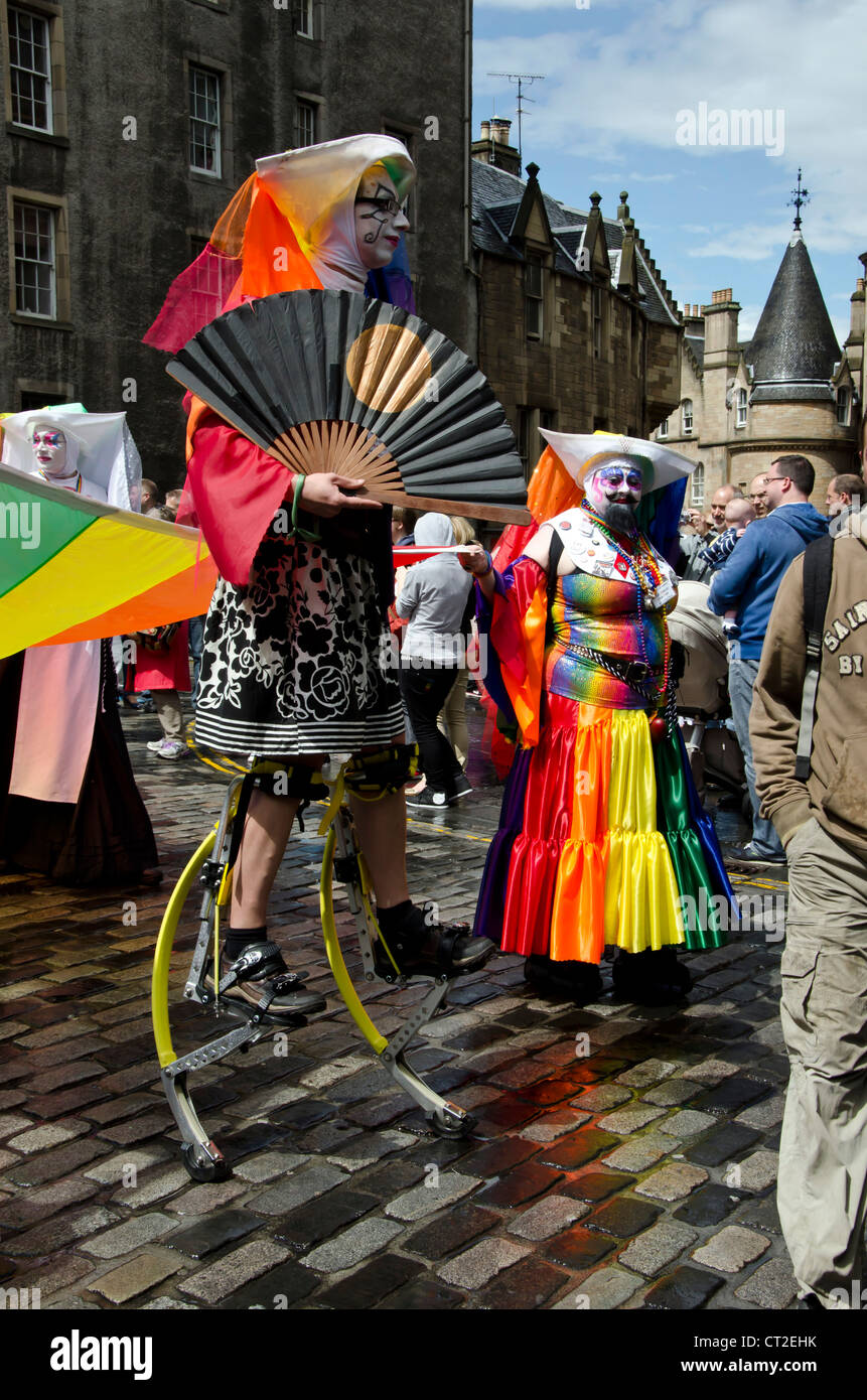 Orgoglio Scotia 2012 parade nel Royal Mile di Edimburgo, Scozia. Foto Stock