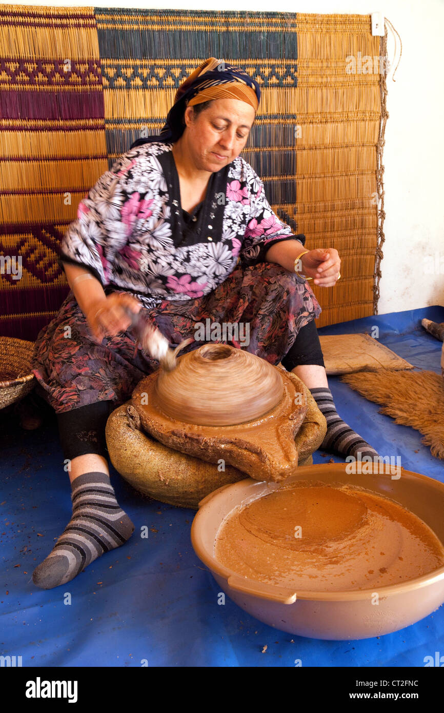 Un arabo donne berbere lavorando al Womens olio di Argan co-operativa, Essaouira, Marocco Foto Stock