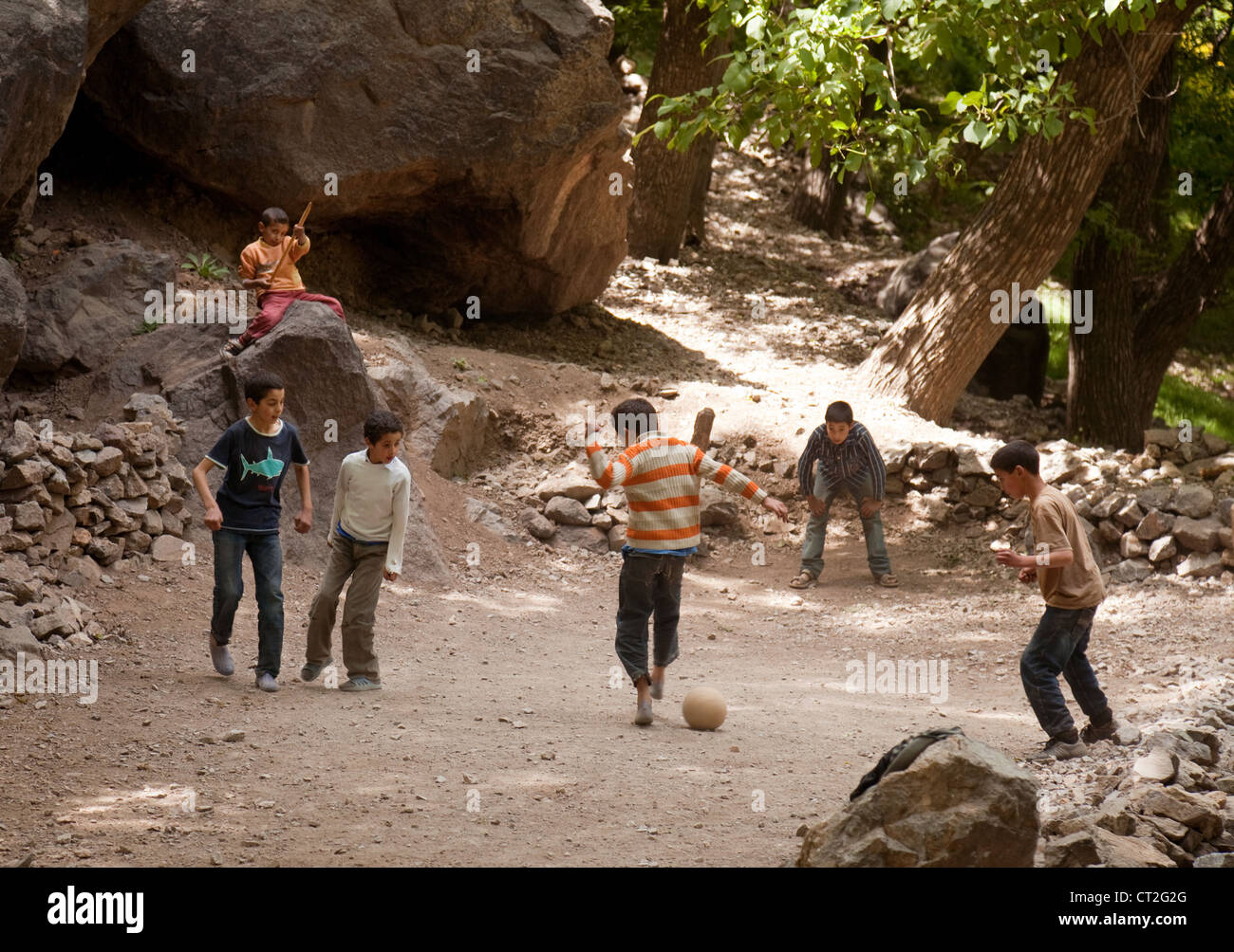 Arabo marocchino bambini in Alto Atlante giocando a calcio calcio ( ), Marocco Foto Stock