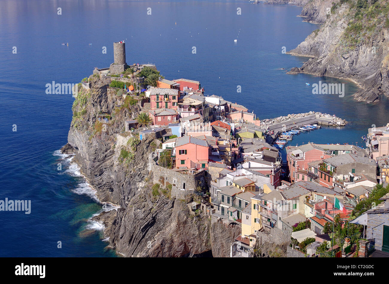 Vista panoramica del villaggio di Vernazza, una delle Cinque Terre sulla costa italiana Foto Stock