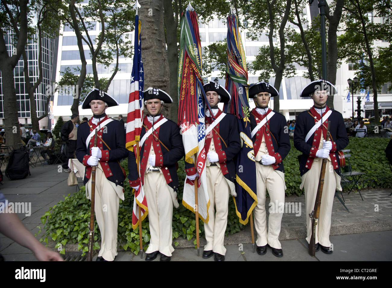 US Army 237celebrazione dell anniversario in Bryant Park di New York City. Soldati nel XVIII secolo uniformi. Foto Stock